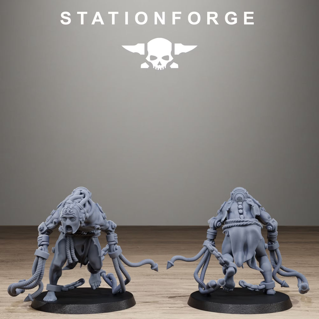 Front and rear view of a single GrimCorp Stragglers sci-fi gang miniature with unusual headgear and equipment