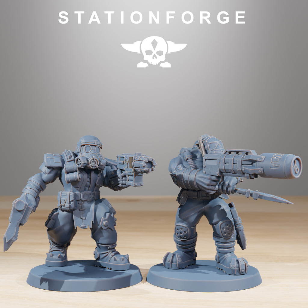 Two Orkaz Skillers miniatures by Station Forge armed with sci-fi firearms and blades, ideal for specialist greenskin infantry units.